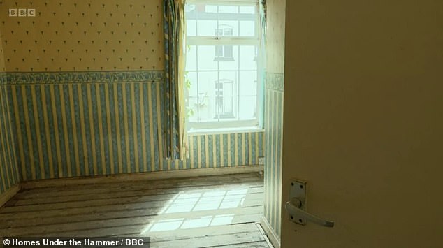 The old bedrooms, which had a lot of light, had yellowed wallpaper with blue details and old wooden floors