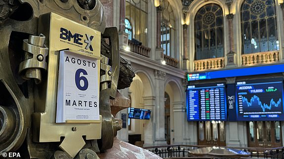 epa11529362 Various screens and panels show the evolution of the Ibex 35 and other stock market information at the Madrid Stock Exchange in Madrid, Spain, August 6, 2024. The Spanish stock market recovered 0.21% at the opening in an attempt to dispel fears of a U.S. recession. EPA/ANA BORNAY