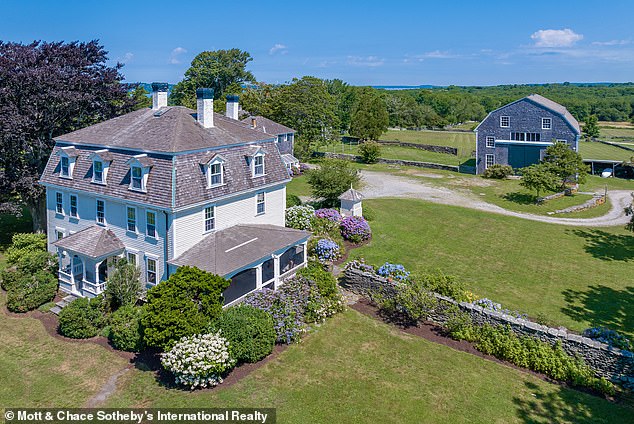 The farm has three houses, two barns and seven horse stables, as well as 84 idyllic hectares of rolling farmland