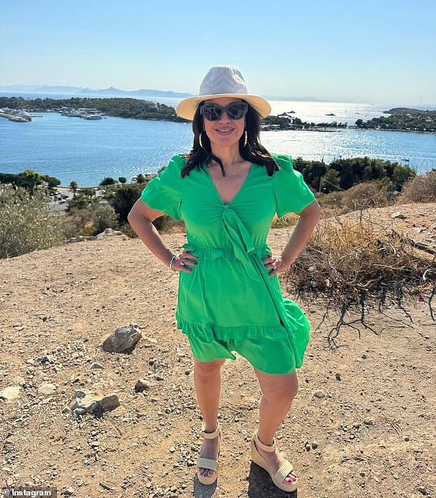 Ana continued to show off her weight loss in a gorgeous green dress which she paired with a pair of wedges