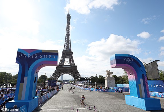 Paris 2024 Olympic Games - Athletics - Marathon Race Walking Relay Mixed - Trocadero, Paris, France - August 7, 2024. General view during the race as the Eiffel Tower can be seen. REUTERS/Isabel Infantes