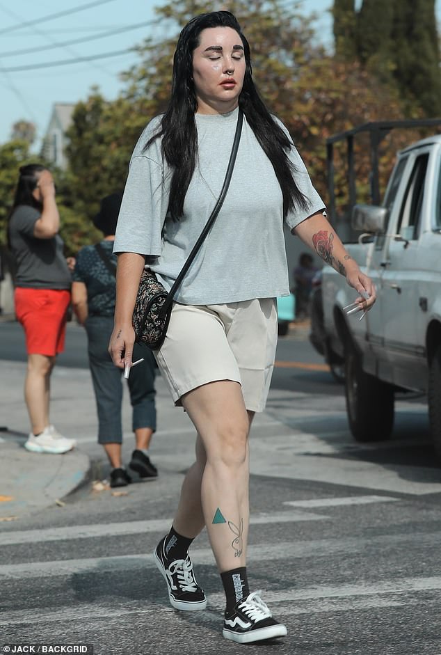 She wore a long, straight hairstyle with her bangs pulled back as she squinted at the sun during the Southern California heat wave