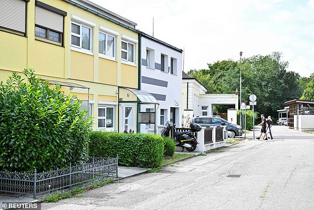 Behind the stark white walls of the family home in Ternitz (white house, second from the left), bomb experts managed to obtain chemicals to produce the explosive triacetone triperoxide (TATP), which Beran A. is said to have already experimented with.