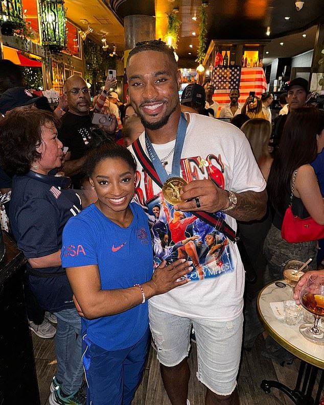 Jonathan Owens celebrates his wife winning team gold medal at all-around competition in Paris