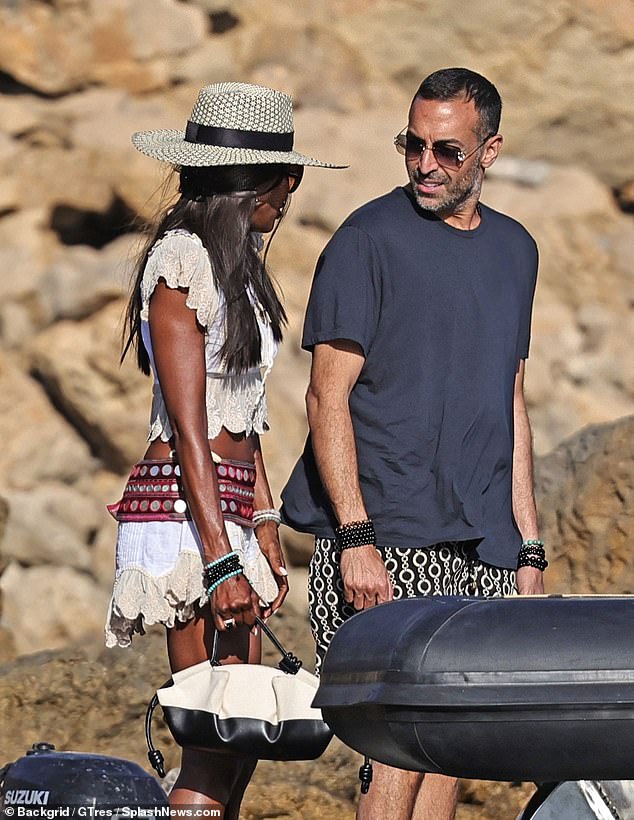 The star carried her essentials in a fashionable black and white leather handbag and completed the look with black sunglasses and a sun hat.