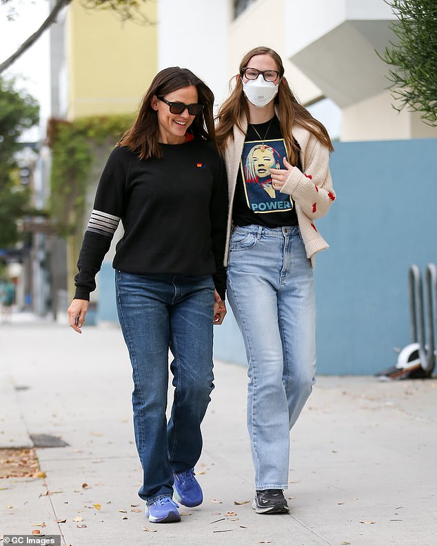 Jennifer Garner out and about with her daughter Violet Affleck, who of course wears a mask