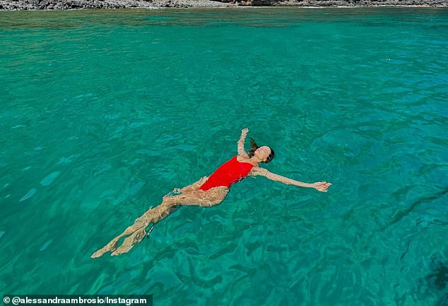 She looked relaxed as she explored the waters of the N¿ Pali coast around the island of Kauai