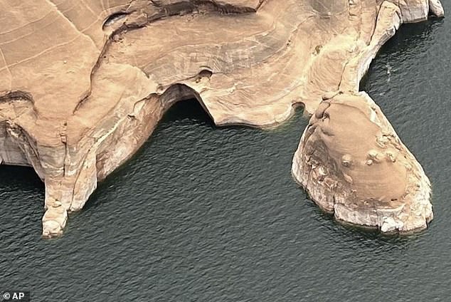 Park rangers suspect that changing water levels and wave erosion in Lake Powell contributed to the collapse (photo after the collapse)