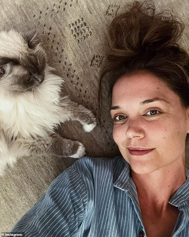 The Batman Begins actress recently showed off a softer side of herself in a series of three selfies with her adorable kitten