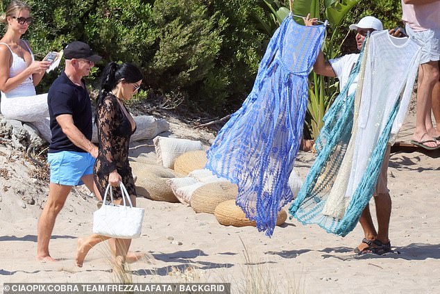 The couple refused to make a purchase from the beachside vendor despite the free delivery