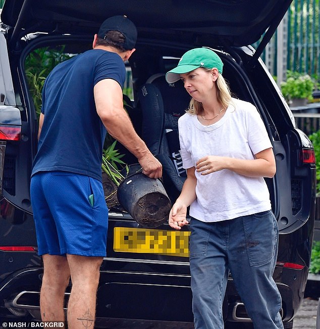 However, Ruth and Theo proved that there was no problem with the photoshoot, as they were spotted on Monday during a day out to a garden centre.