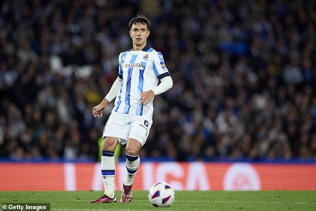 The Real Sociedad manager is believed to have held several meetings with the 25-year-old and has urged him to stay.