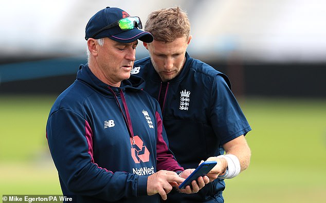 England batting coach Graham Thorpe and Joe Root on August 20, 2019