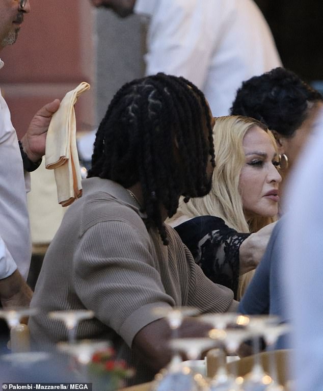 The couple later sat down to enjoy an al fresco lunch with friends