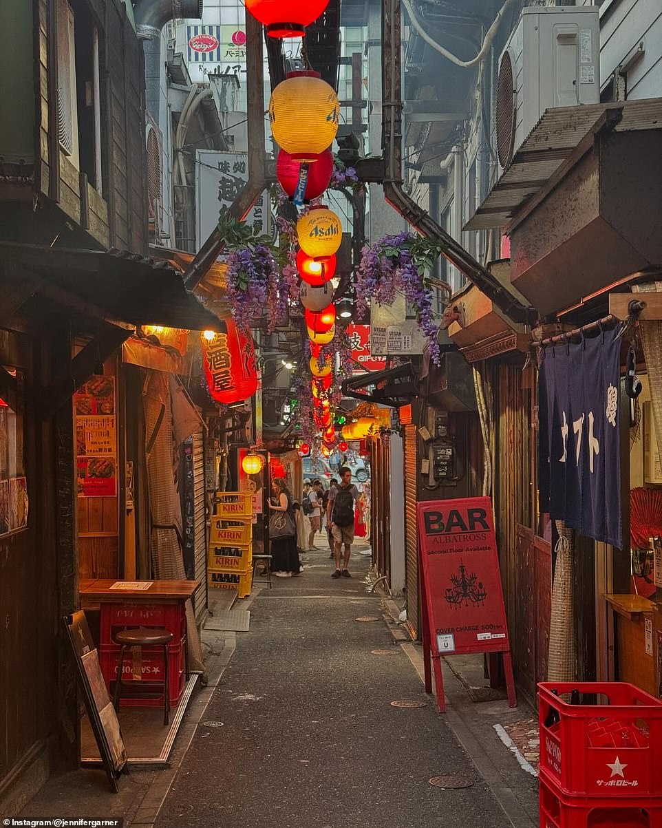 The last slide showed an alley in the city full of Asahi lanterns and crates near the Bar Albatross