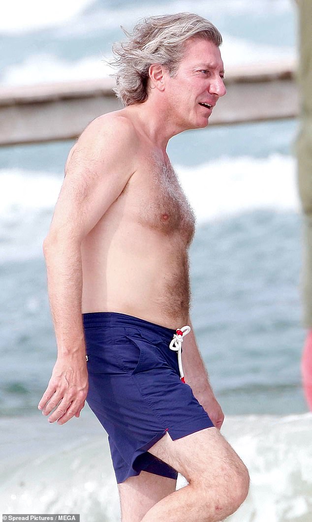 Meanwhile, Ceawlin wore a navy blue swim trunks as he joined his gorgeous wife in the ocean