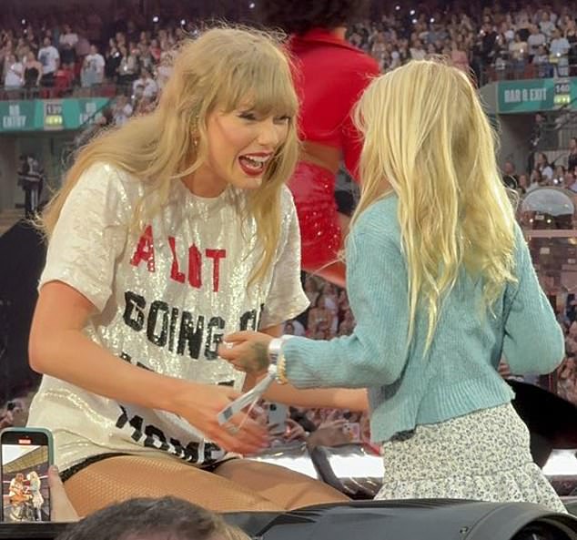 During her hit 22, Taylor gave away her black hat to a young blonde girl in a light blue sweater who sang along to the lyrics