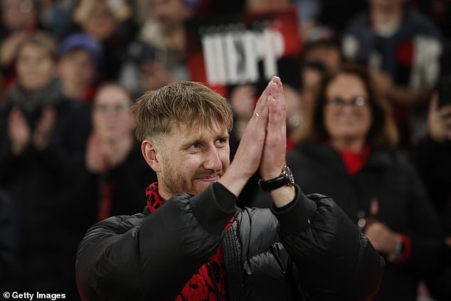 Former captain Dyson Heppell thanks the crowd after being dropped from the team following his announcement this week that he will retire at the end of the season