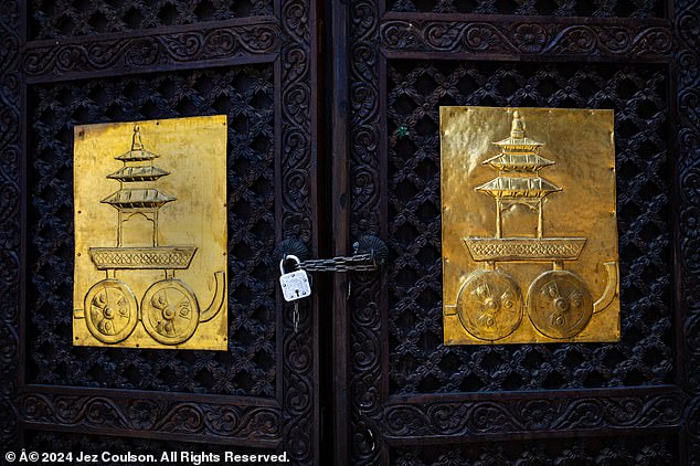 Tourists have the opportunity to see the Kumari at Kathmandu Basantapur Durbar Square, but after she appeared, we were led out of the palace square and the doors were locked behind us with a chain.