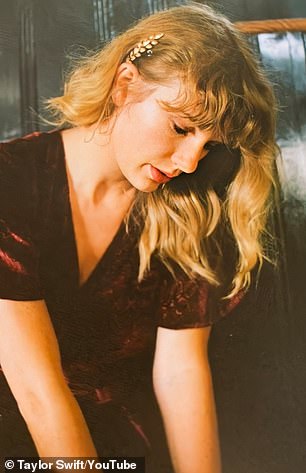 Swift paired the delicate gold comb with a velvet Ralph Lauren dress for a 2020 music video