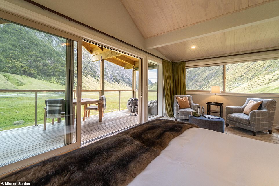 The chalets are all equipped with king-size beds, a private bathroom and a private terrace with a hot tub