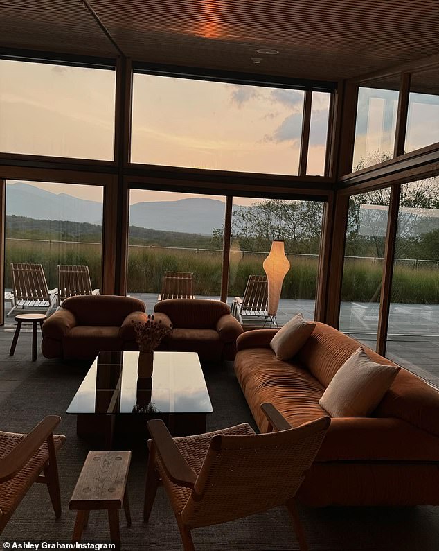 In addition to fun selfies, fun outings and delicious food, Graham also included beautiful sunset photos in her post. One of them was from the view of their luxurious living room with floor-to-ceiling windows