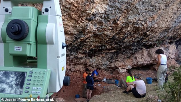 To support the new study, more than 29,000 artifacts larger than 2 centimeters each, including stone tools and animal remains such as teeth and bones, were mapped out in 3D across the dig site. This 3D map helped interpret the possible relationship between each Neanderthal tool and meal.