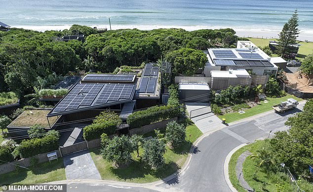 Shannon's House is a modern, architecturally designed oceanfront complex with direct access to the picturesque Belongil Beach