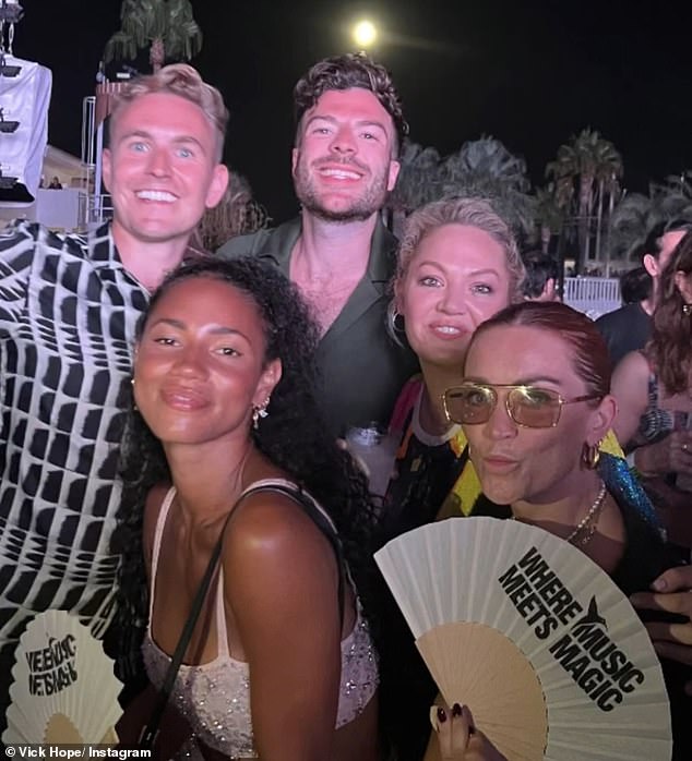 During her vacation, Vick also went to Ushuaïa Ibiza in the evening to hear Calvin play his setlist in front of hundreds of people