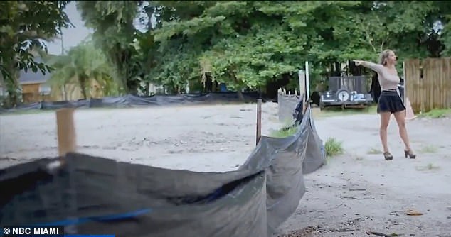 A narrow road leads to the plot from the main street. The city told them that the road is not public and that there is no other way to reach the plot, which means that the land cannot be developed