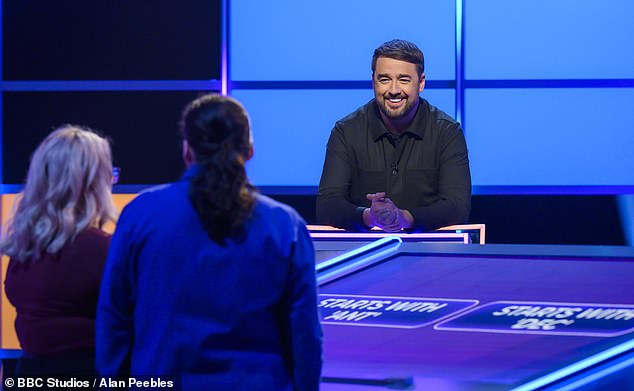 In the series, three pairs of contestants compete against each other using quick general knowledge