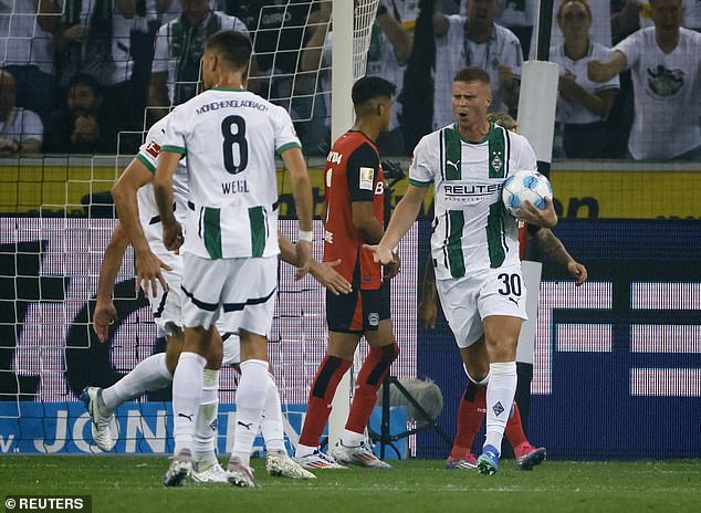 Nico Elvedi pulled a goal back for Mönchengladbach when he scored in the 59th minute