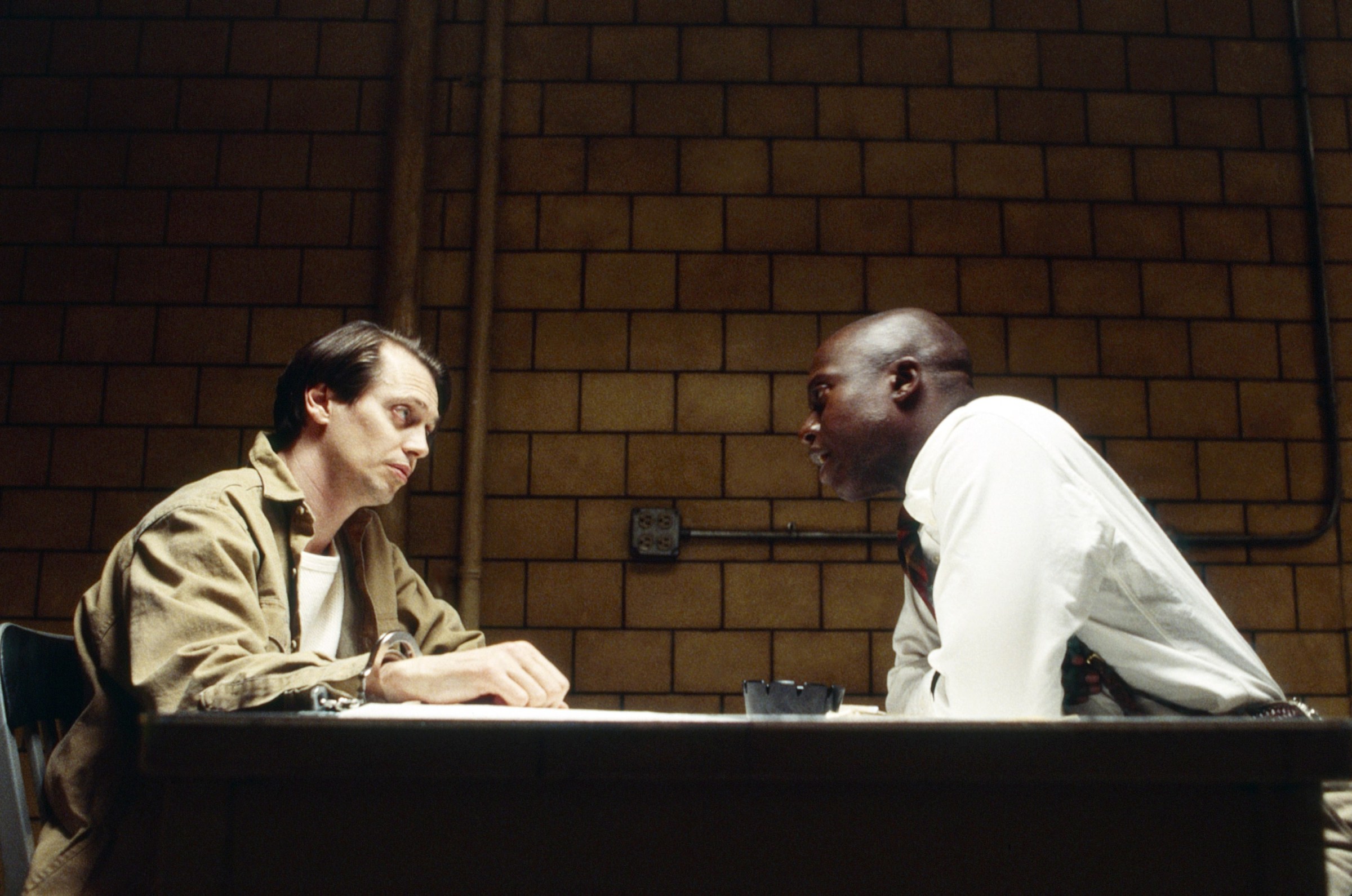 Steve Buscemi and Andre Braugher face off in an interrogation room in Homicide