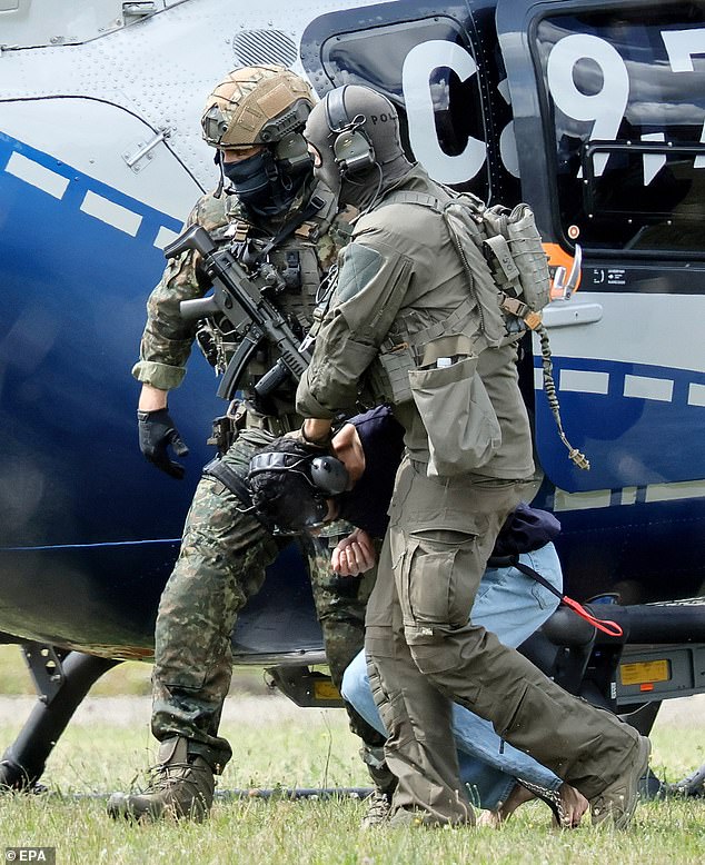 The suspect was dragged today by federal police officers to his arraignment at the Bundesgerichtshof (BGH) in Karlsruhe, Germany. They brought him by helicopter to the southwestern courthouse.