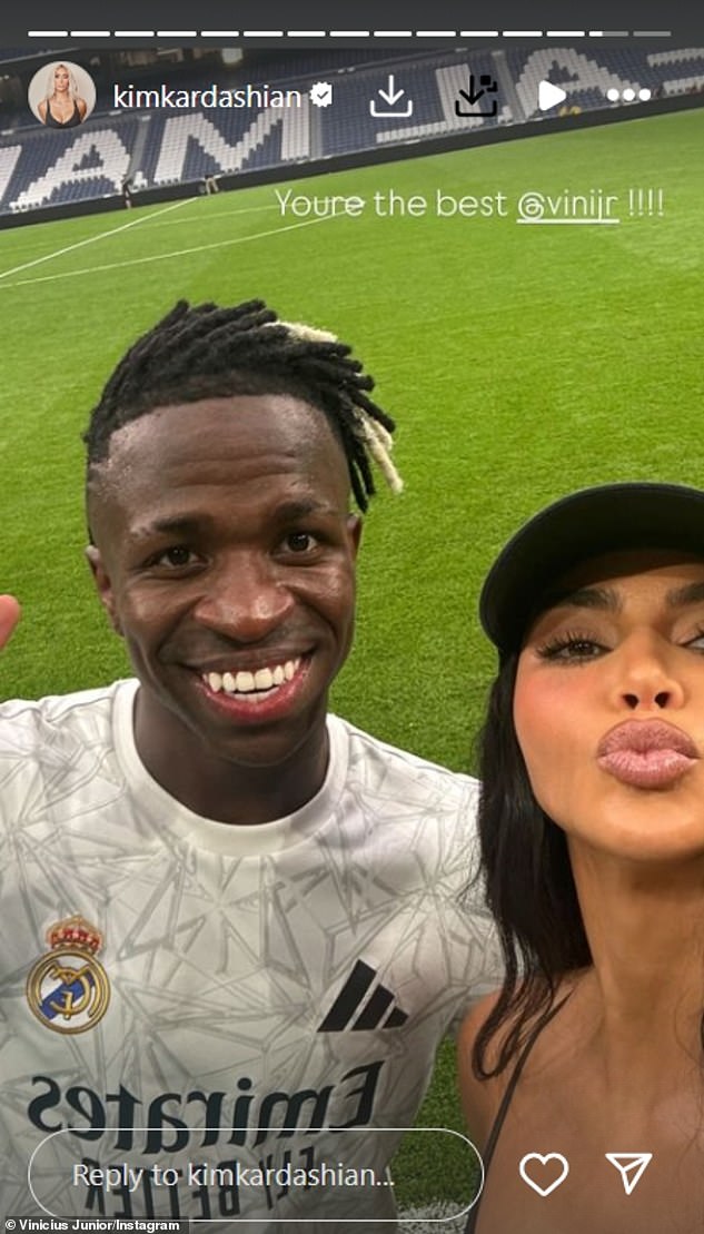 Kim pouted for a selfie with Vinicius Jr.