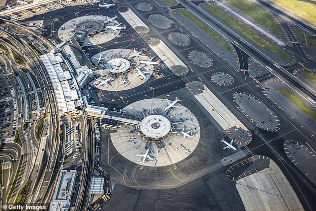 The incident on August 26, 2022, during a night flight from Charlotte, North Carolina, to Newark Liberty International Airport (photo)