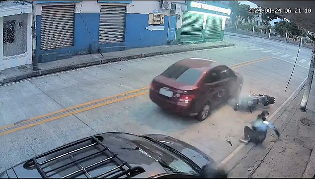 A robbery suspect was knocked to the ground as he tried to restart his motorcycle to flee with his accomplice after stealing a woman's cell phone in Guayaquil, Ecuador