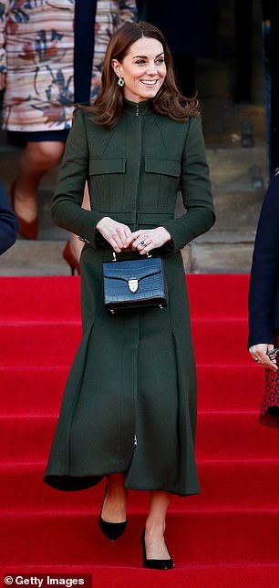 Kate chooses to remove the detachable shoulder strap and instead carry the bag by the handle