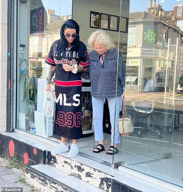 Katie was seen helping her mother do the steps at the beauty salon