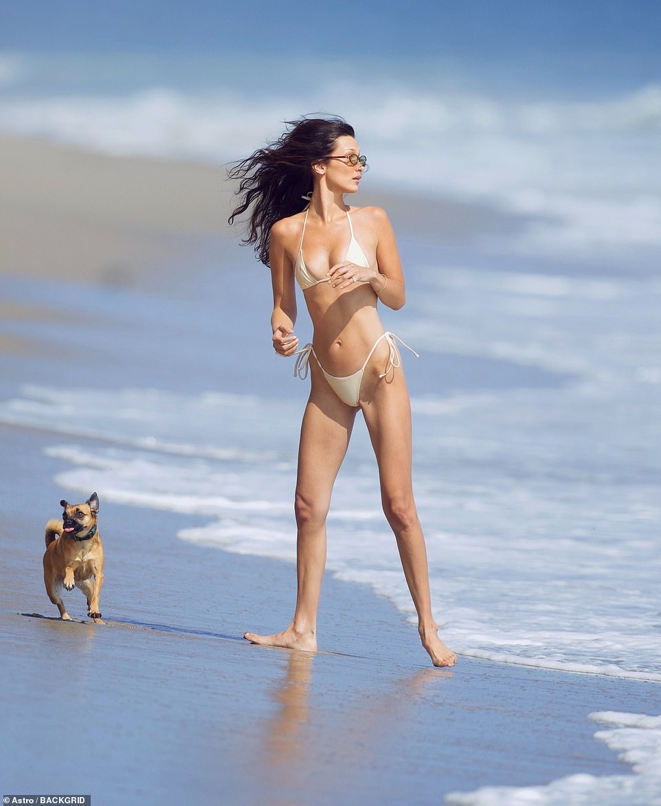 The cutie also took a dip in the Pacific Ocean in between chatting with her girlfriends