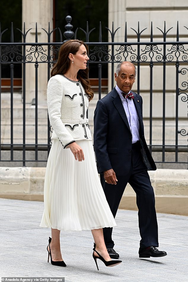 Kate wore Aquazzura's £645 bow tie 105 suede pumps at the National Portrait Gallery in 2023