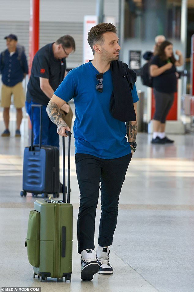 Meanwhile, Tommy opted for a more understated, casual look as the coworkers and potential lovebirds boarded the plane together