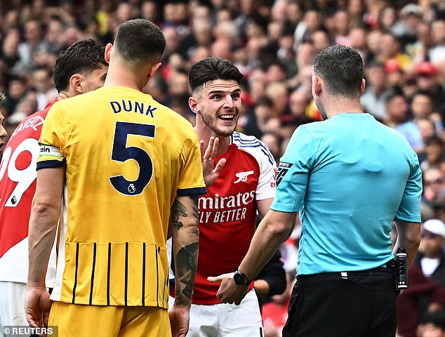 Rice (centre) complains to referee Chris Kavanagh (right) at the Emirates Stadium