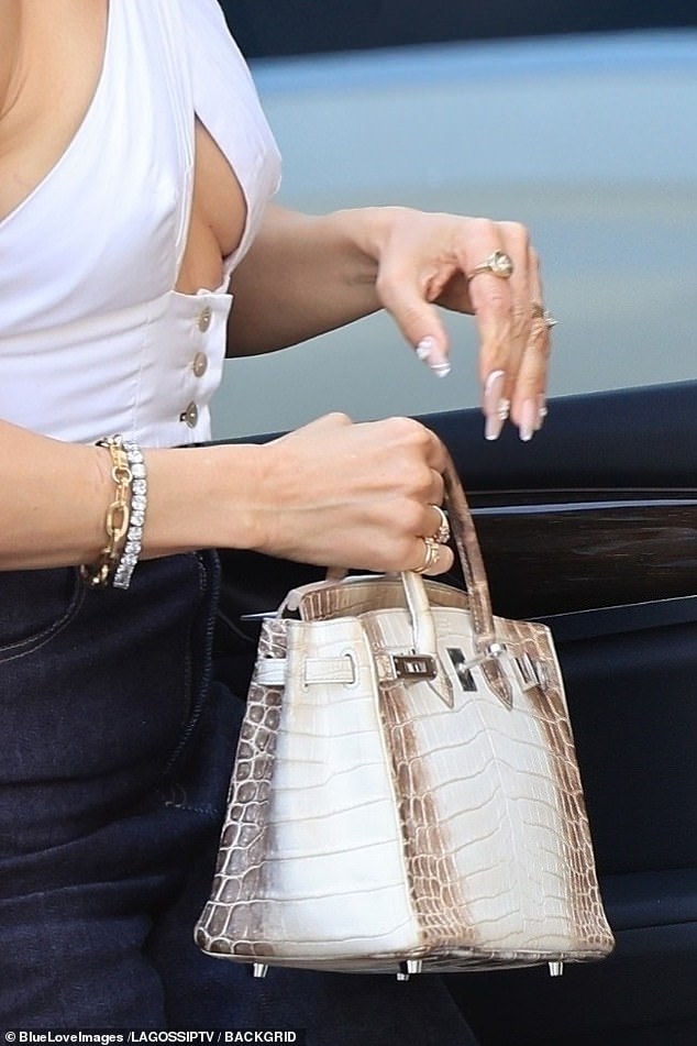 She was also seen wearing a gold ring on her left ring finger and a diamond ring on her pinky.