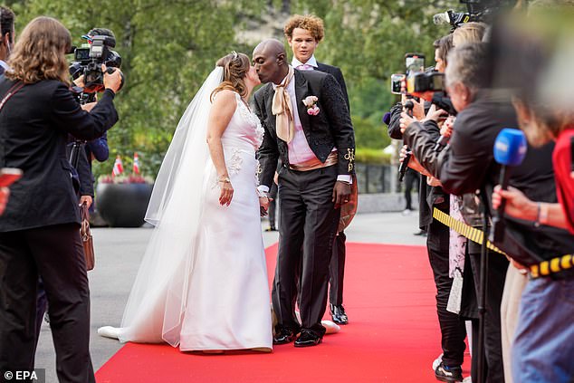 The couple exchanged a kiss in front of the press and bystanders after the ceremony