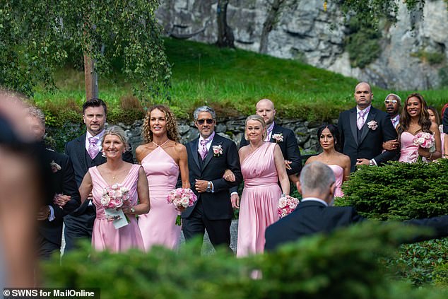 Close relatives and bridesmaids enter Hotel Union in Geiranger