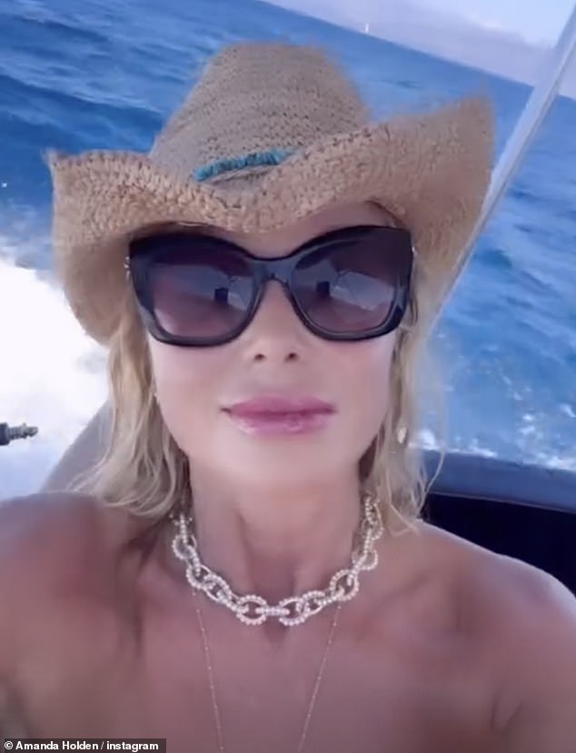 The mother of two also shared a selfie on her Instagram stories. Amanda wore a woven beach hat with large black sunglasses with a hint of cat eye frame