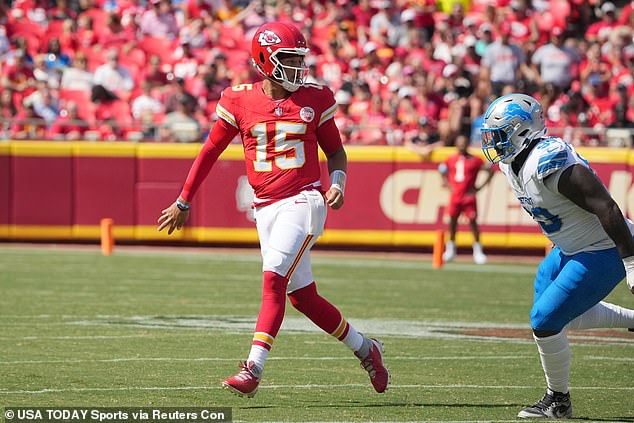 Chiefs QB Patrick throws an underhand pass behind the back to tight end Travis Kelce