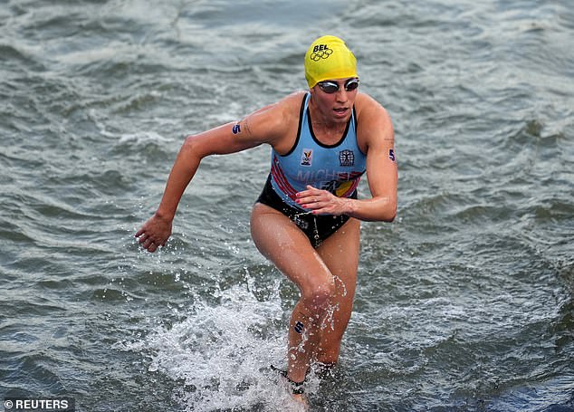 The Belgian relay team has withdrawn from the mixed triathlon, with Claire Michel in hospital