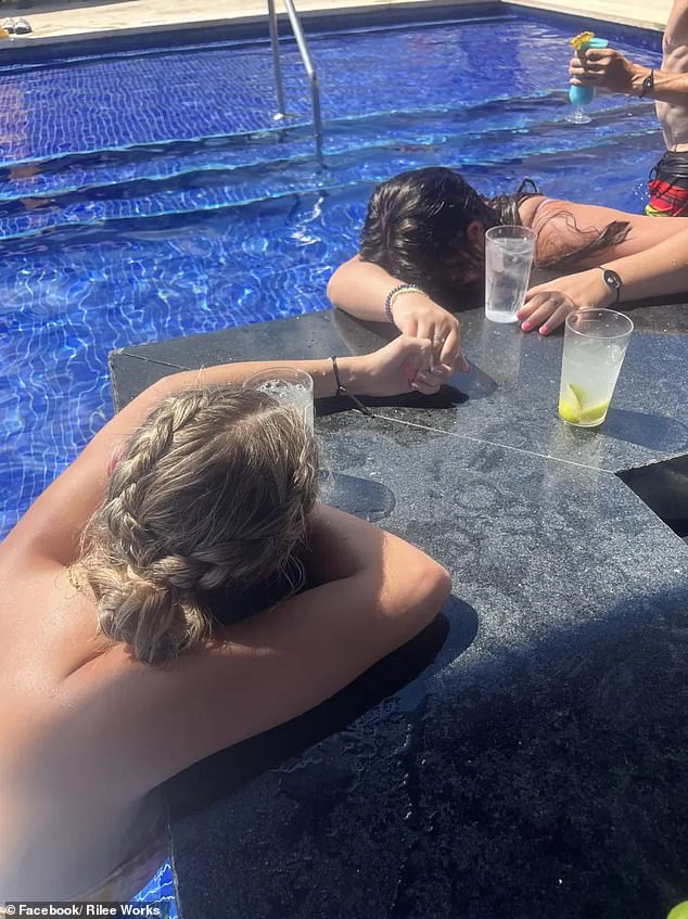 A terrifying photo shows the moment two Oklahoma college students were possibly drugged at a Cancun swim-up bar